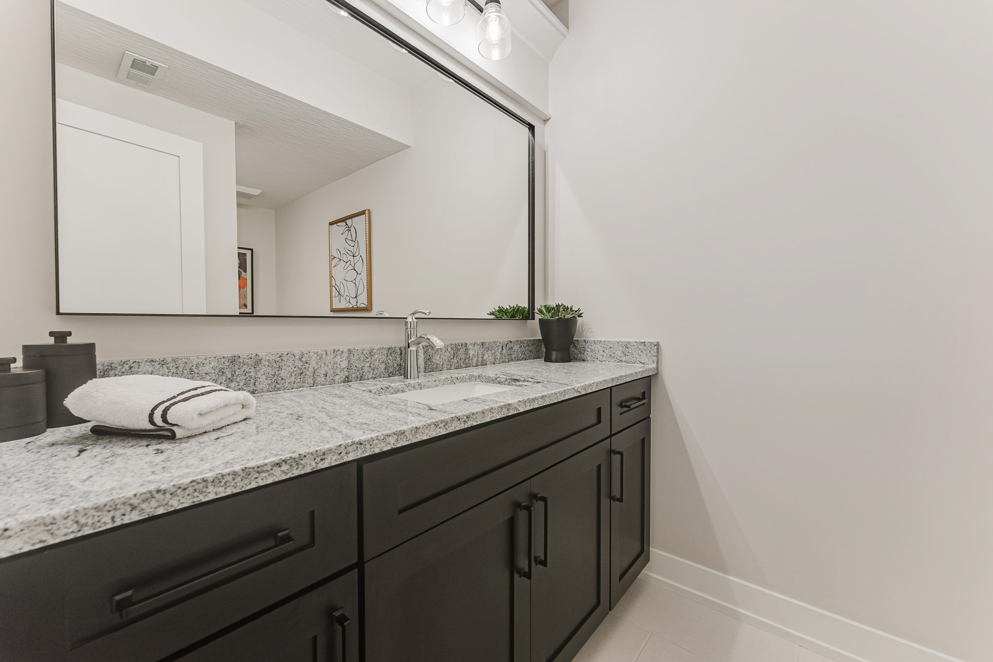 LL Full Bath 3