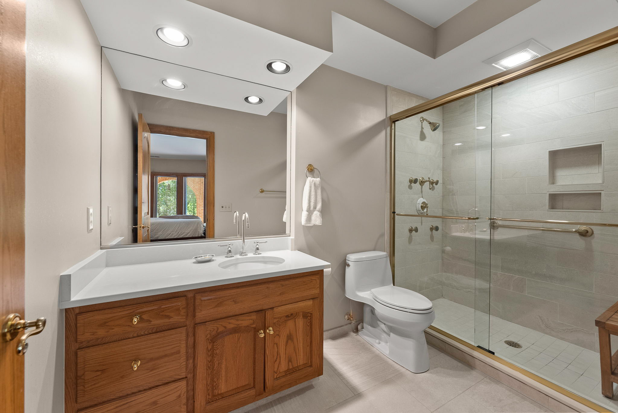 LL Full Bath 4