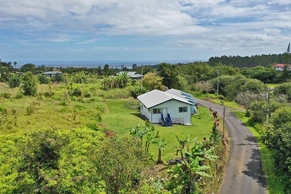 $319,500
Enjoy the peacefulness of this quiet country setting
yet minutes from downtown Hilo