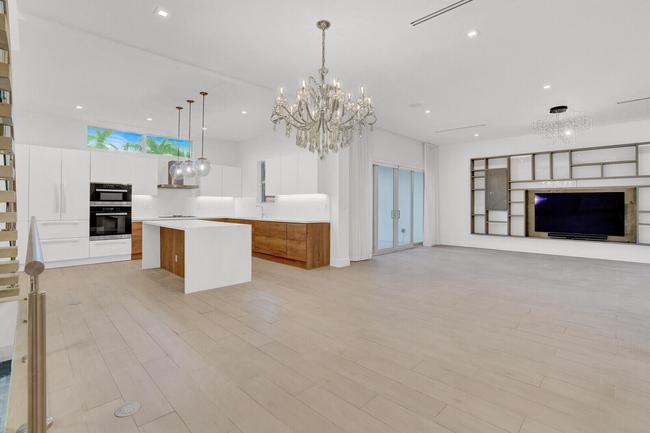 12 Se 10th Avenue, FL 33301