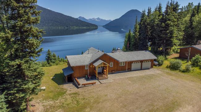 Bowron Lakefront Executive Home: Custom Luxury & Off-Grid Excellence , British Columbia V0K 2R0