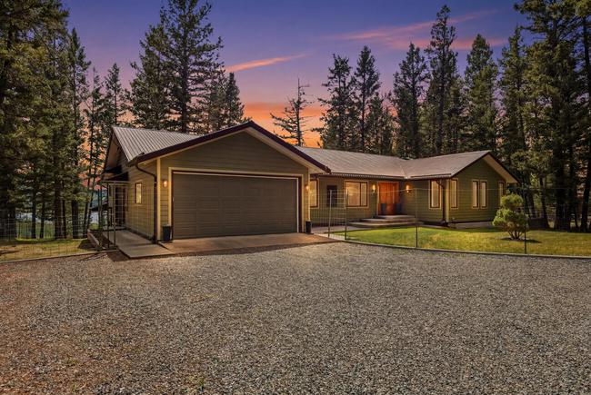Your Scenic Escape in 108 Mile Ranch 5042 Gloinnzun Drive, British Columbia V0K 2Z0