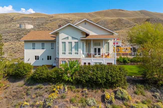 Luxury Acreage Living Above Cache Creek 988 Collings Road, British Columbia V0K 1H0