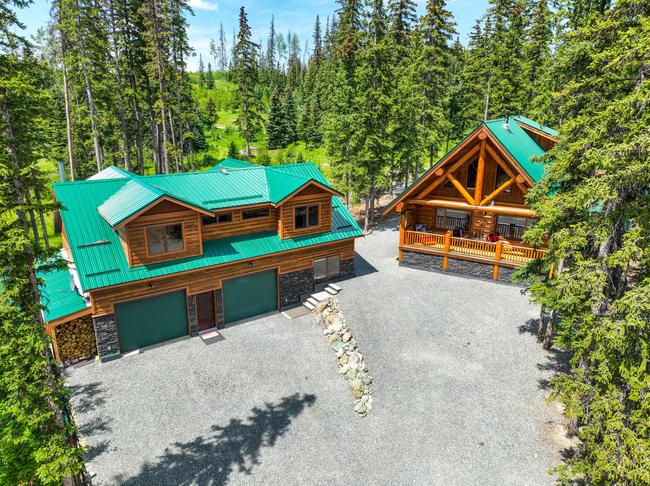 Wilderness Retreat: 3-Bed Log Home with Coach House on ¼ Acre , British Columbia V0K 0B9