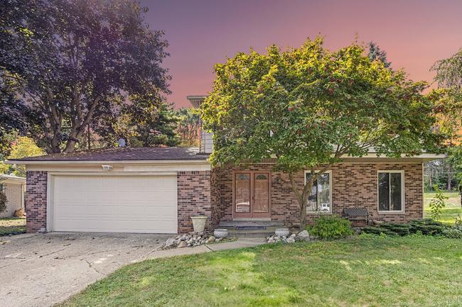121 Allen Lake Drive, MI 48386