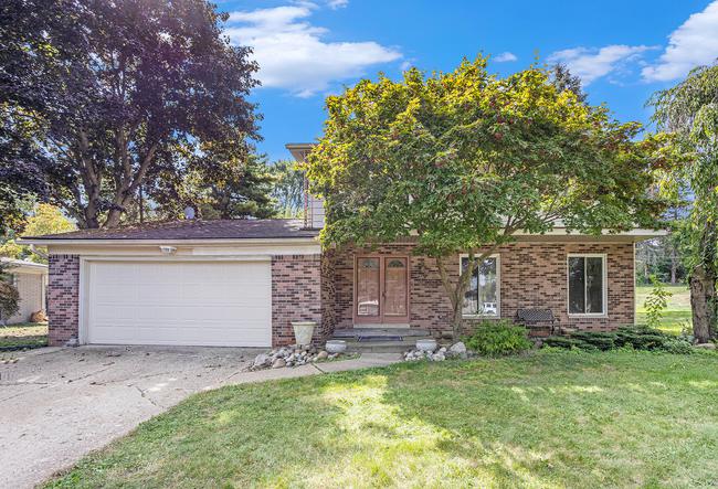 121 Allen Lake Drive, MI 48386