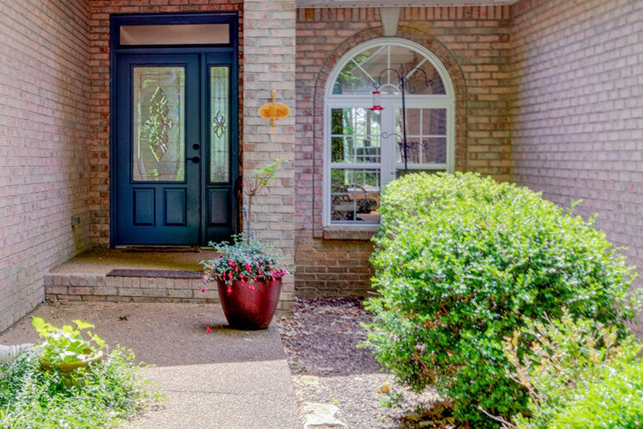 Step through the main entrance of this all stone home and you'll be greeted by a Magnificent Family Room, Breakfast Room, and Kitchen!