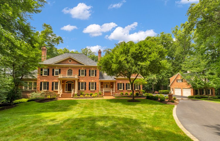 8600 Cathedral Forest Drive <br> Fairfax Station, VA 22039