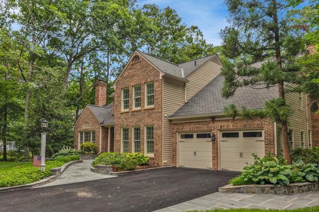 6811 Brimstone Ln, VA 22039